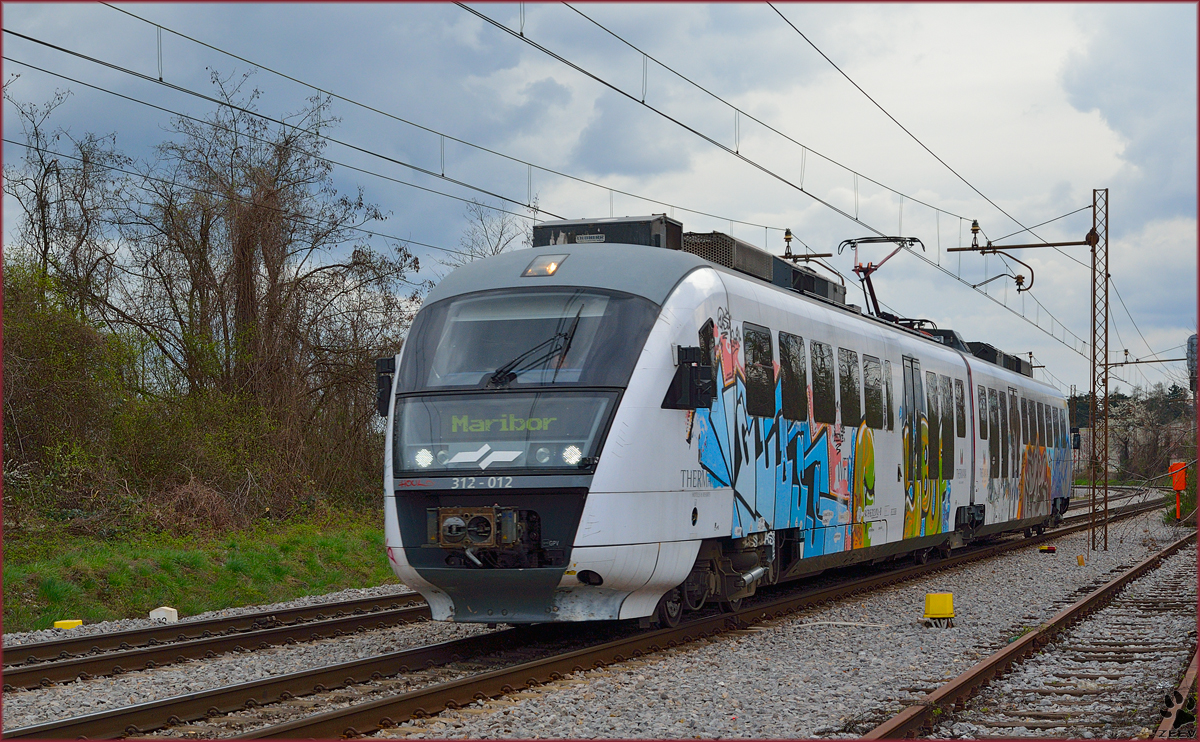 Multiple units 312-012 are running through Maribor-Tabor on the way to Maribor station. /24.3.2014