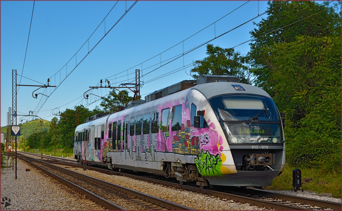 Multiple units 312-019 are running through Maribor-Tabor on the way to Ljubljana. /1.7.2014