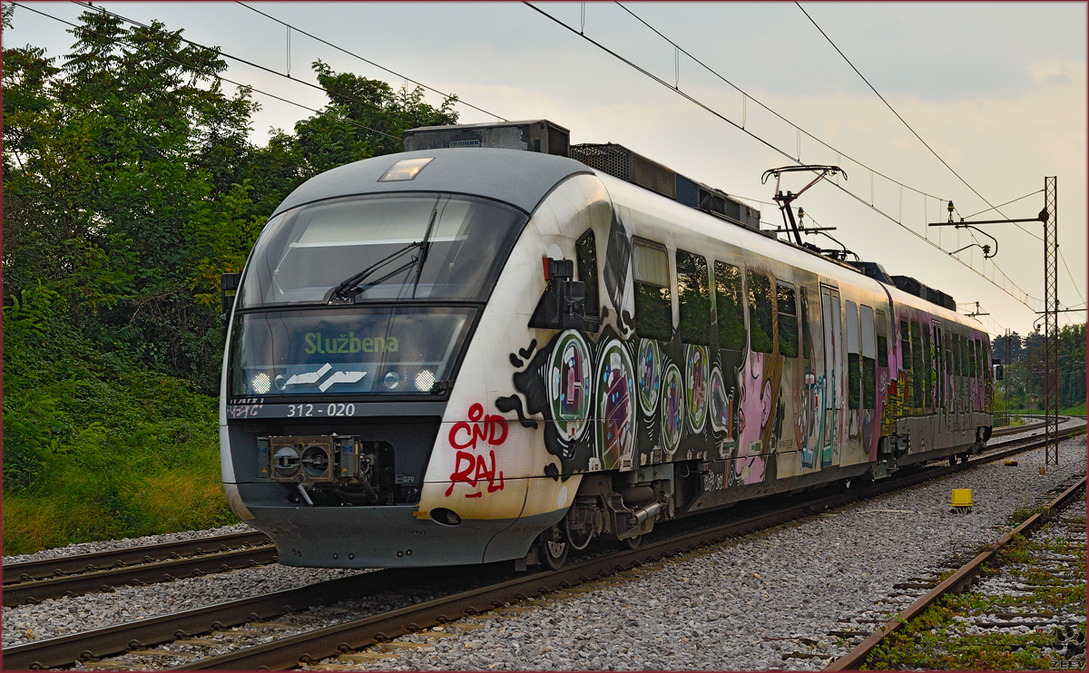 Multiple units 312-020 run through Maribor-Tabor on the way to Maribor station. /22.9.2014