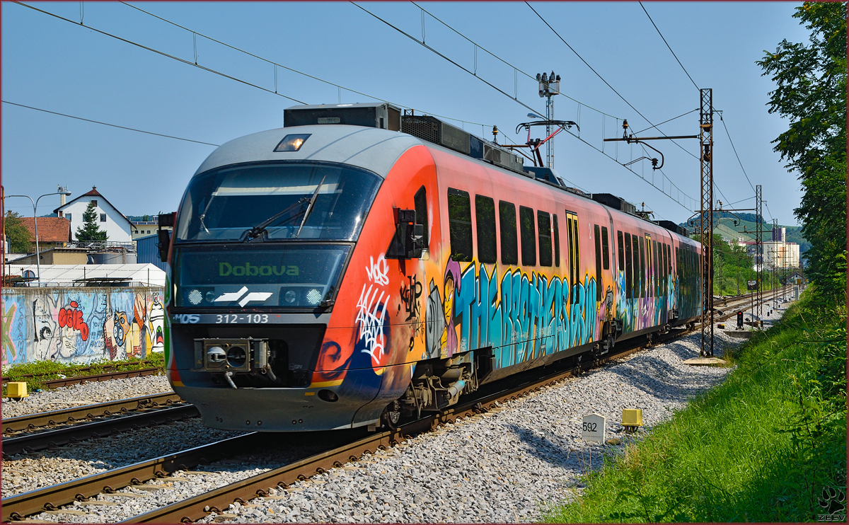 Multiple units 312-103 run through Maribor-Tabor on the way to Dobova. /18.7.2014