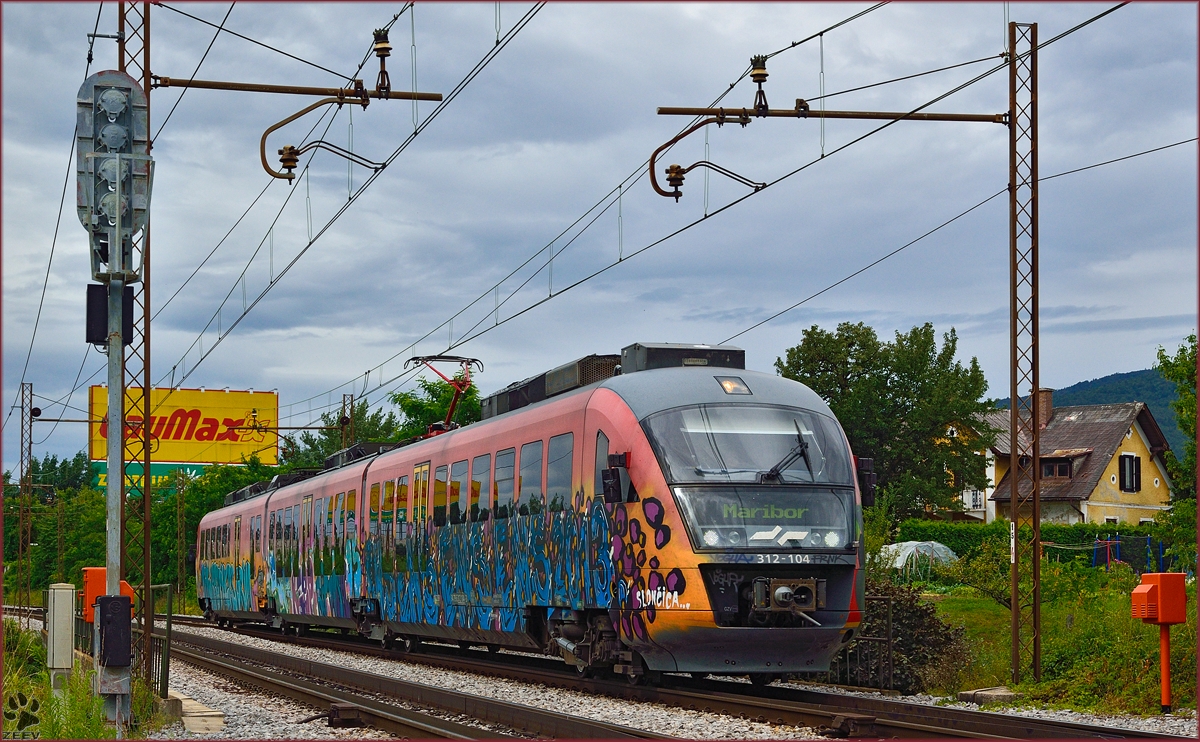 Multiple units 312-104 run through Maribor-Tabor on the way to Maribor station. /8.7.2014