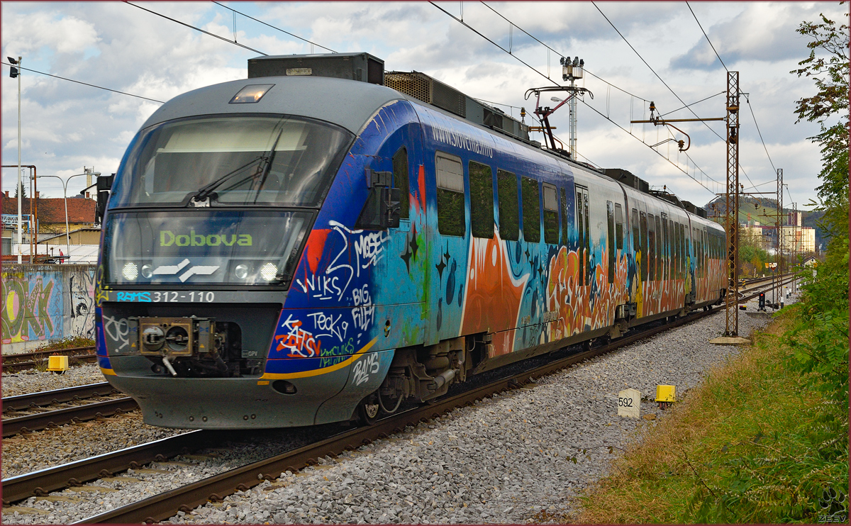 Multiple units 312-110 run through Maribor-Tabor on the way to Dobova. /4.11.2014