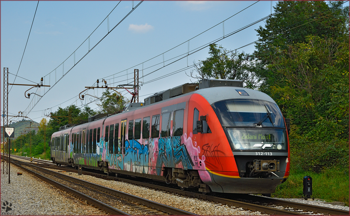 Multiple units 312-113 run through Maribor-Tabor on the way to Zidani Most. /22.9.2014