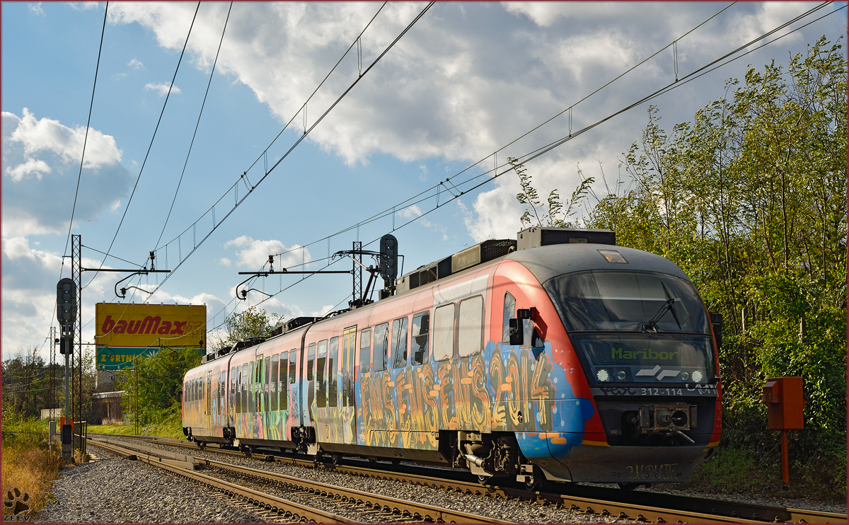 Multiple units 312-114 run through Maribor-Tabor on the way to Maribor station. /4.11.2014