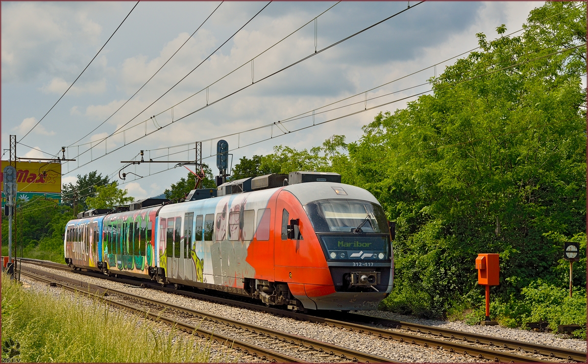 Multiple units 312-117 are running through Maribor-Tabor on the way to Maribor station. /26.5.2014