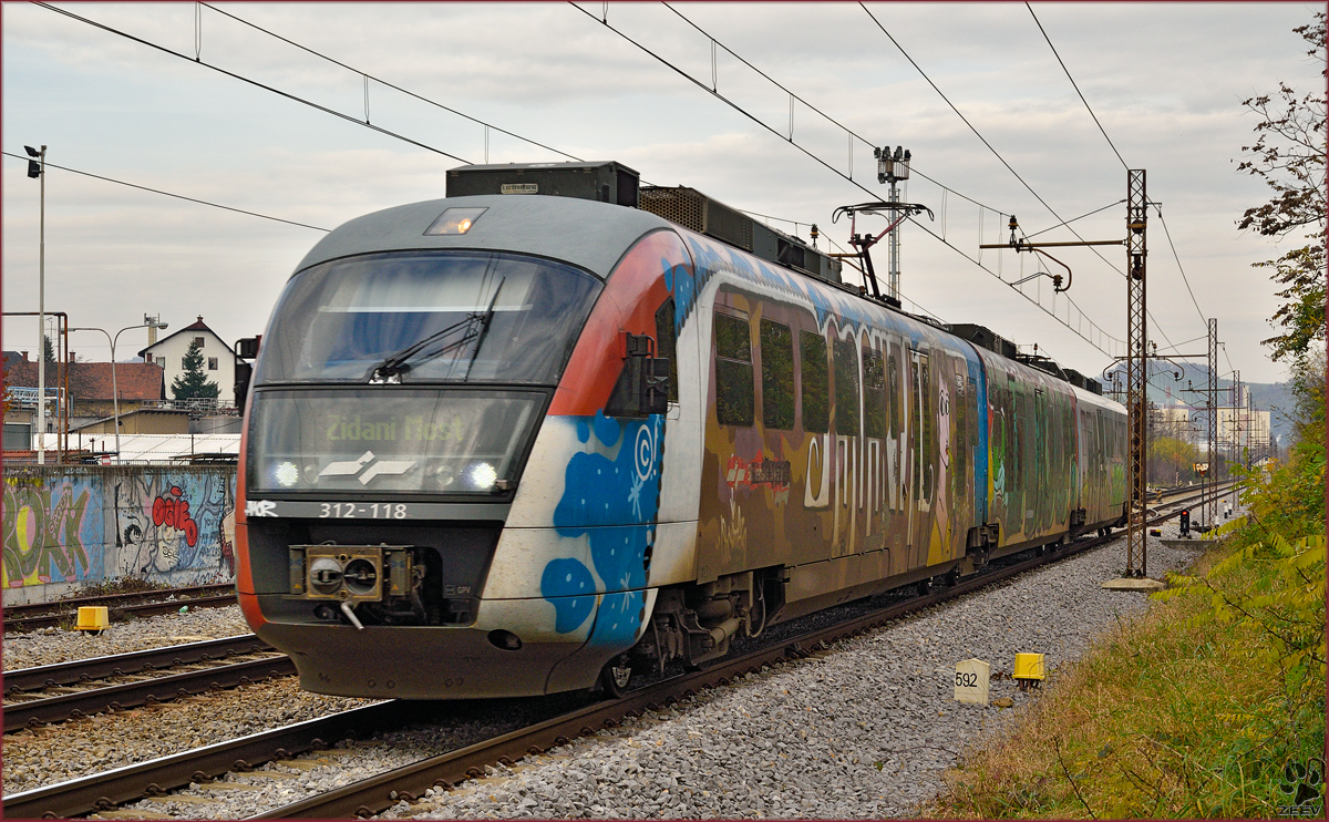 Multiple units 312-118 run through Maribor-Tabor on the way to Zidani Most. /12.11.2014