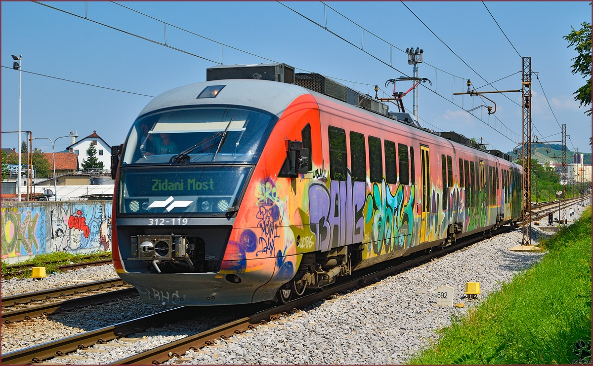 Multiple units 312-119 run through Maribor-Tabor on the way to Zidani Most. /18.7.2014