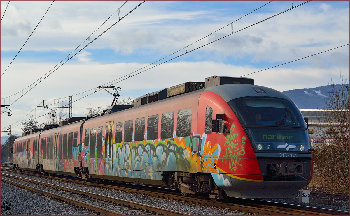 Multiple units 312-121 are running through Maribor-Tabor on the way to Maribor station. /2.1.2014