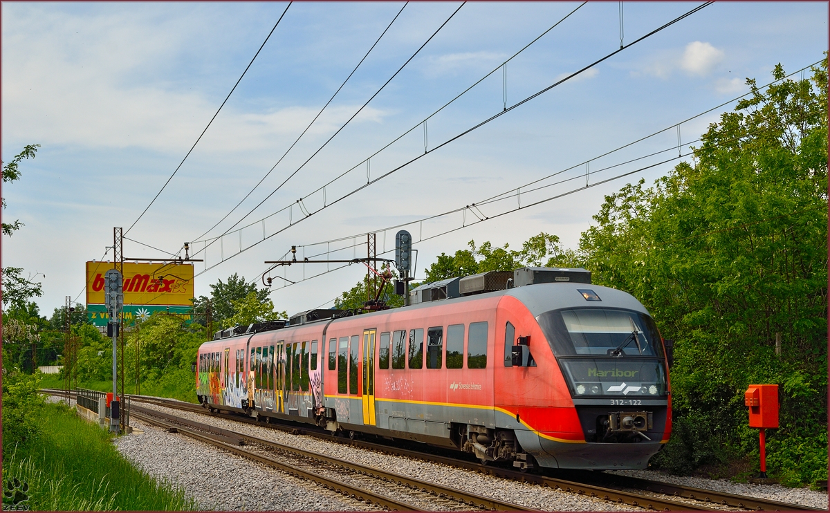 Multiple units 312-122 are running through Maribor-Tabor on the way to Maribor station. /7.5.2014