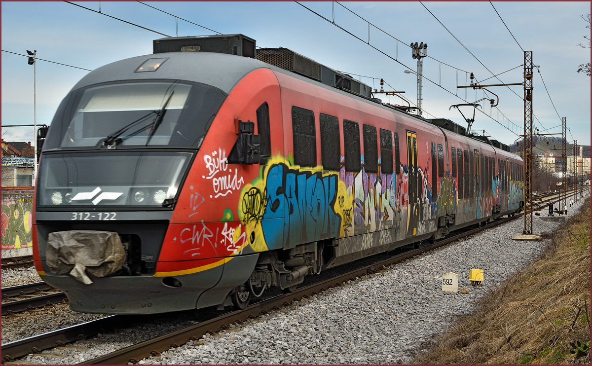 Multiple units 312-122 run through Maribor-Tabor on the way to Dobova. /5.3.2015