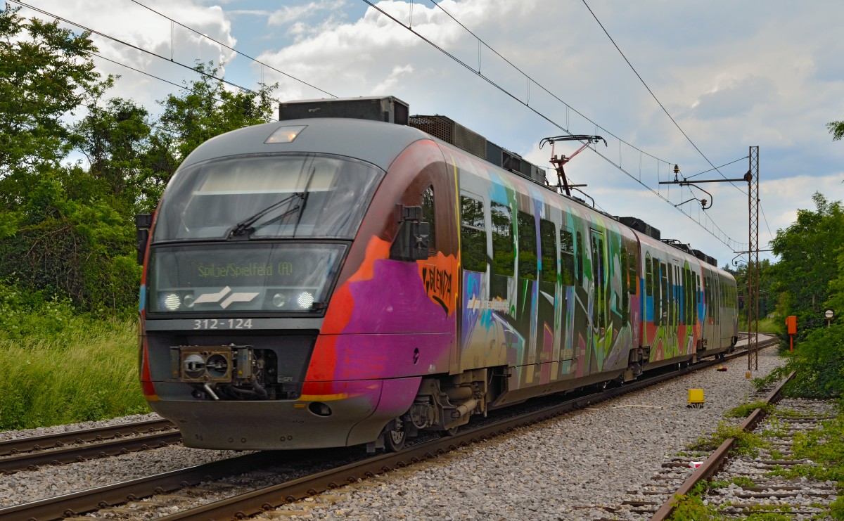 Multiple units 312-124 is running through Maribor-Tabor on the way to Spielfeld. /31.5.2014