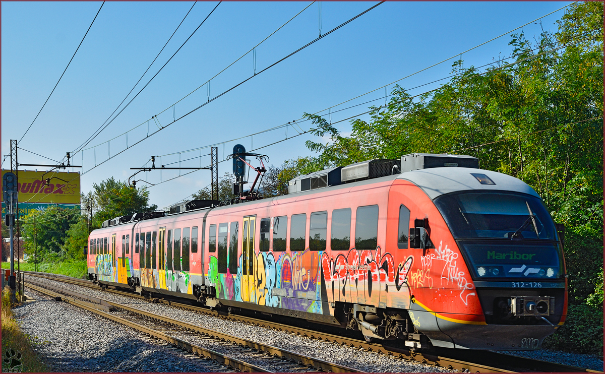 Multiple units 312-126 run through Maribor-Tabor on the way to Maribor station. /3.10.2014