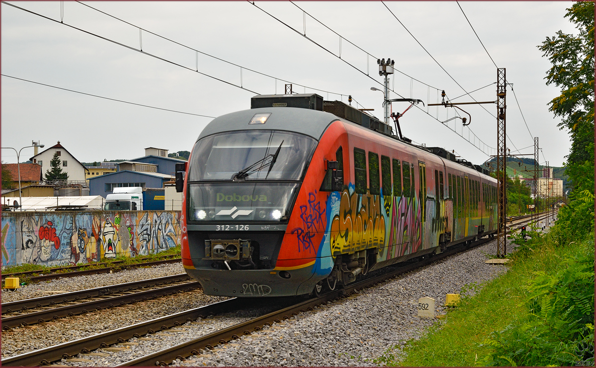 Multiple units 312-126 run through Maribor-Tabor on the way to Dobova. /3.9.2014