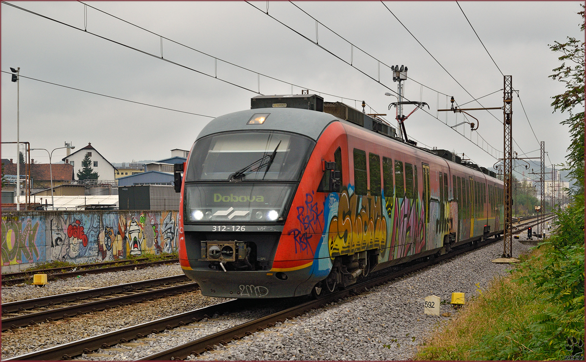 Multiple units 312-126 run through Maribor-Tabor on the way to Dobova. /27.10.2014