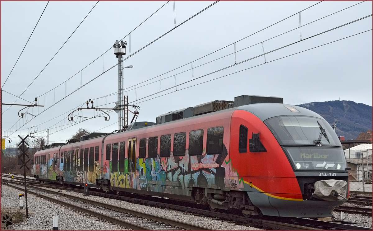 Multiple units 312-131 are running through Maribor-Tabor on the way to Maribor station. /27.12.2013