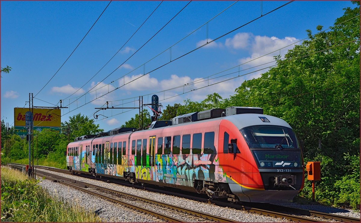 Multiple units 312-131 run through Maribor-Tabor on the way to Maribor station. /6.6.2014