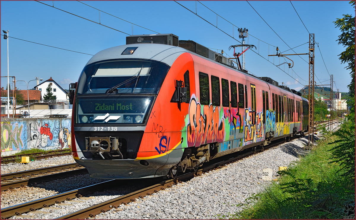 Multiple units 312-138 run through Maribor-Tabor on the way to Zidani Most. /28.8.2014