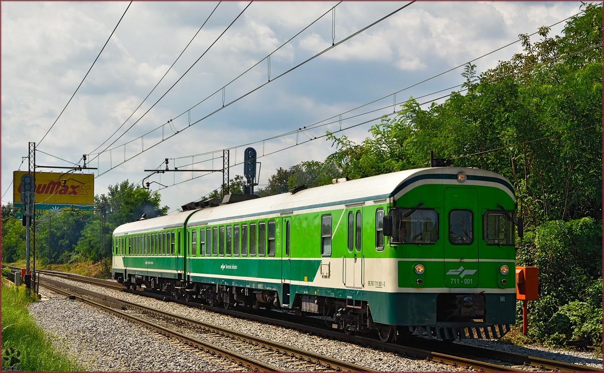 Multiple units 711-001 run through Maribor-Tabor on the way to Maribor station. /8.8.2014