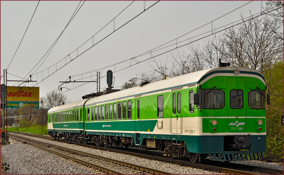 Multiple units 711-001 run through Maribor-Tabor on the way to Maribor station. /14.4.2015