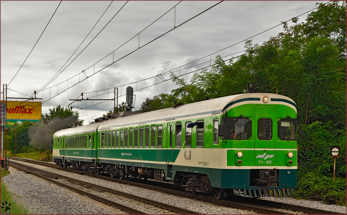 Multiple units 711-002 run through Maribor-Tabor on the way to Maribor station. /12.8.2014