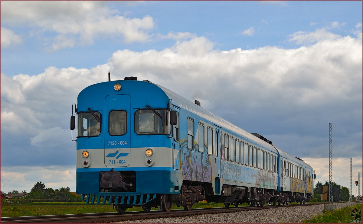 Multiple units 711-004 are running through Šikole on the way to Maribor. /14.5.2014