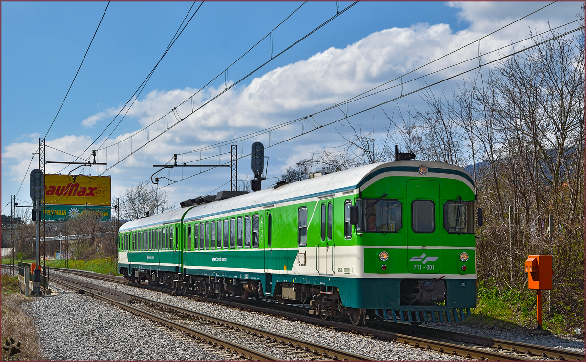 Multiple units 711-004 run through Maribor-Tabor on the way to Maribor station. /7.4.2015