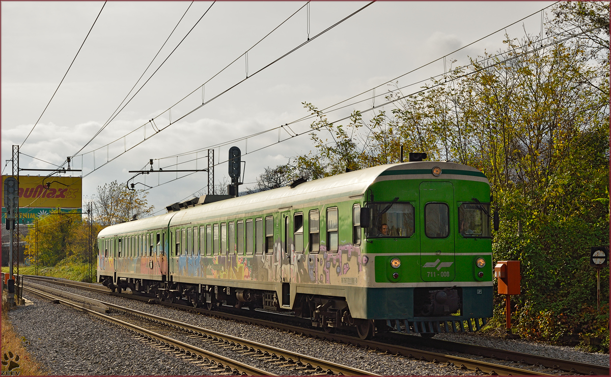 Multiple units 711-008 run through Maribor-Tabor on the way to Maribor station. /11.11.2014