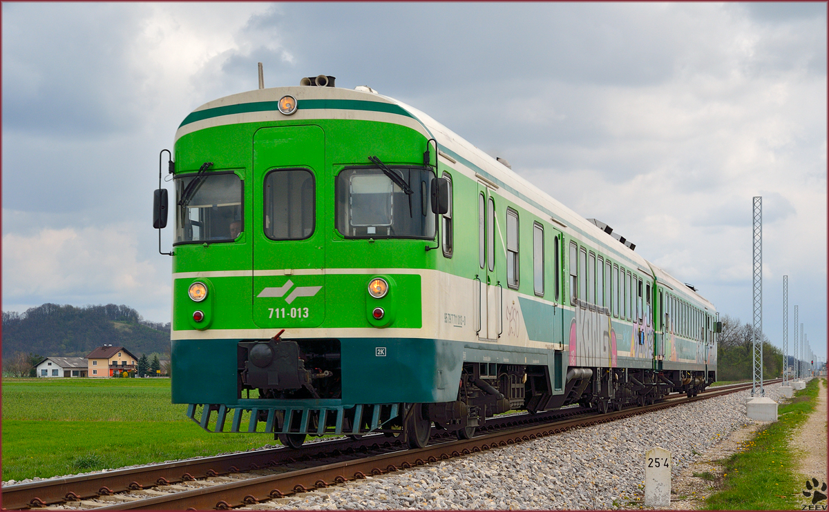 Multiple units 711-013 are running through Moškajnci on the way to Maribor. /25.3.2014