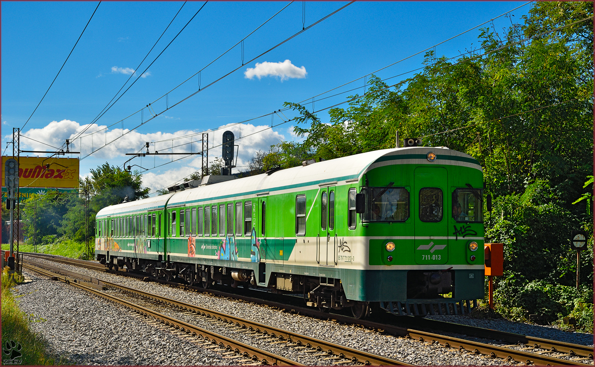 Multiple units 711-013 run through Maribor-Tabor on the way to Maribor station. /23.9.2014