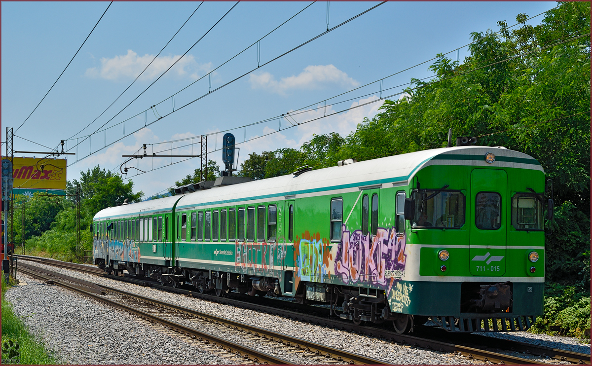 Multiple units 711-015 run through Maribor-Tabor on the way to Maribor station. /18.7.2014