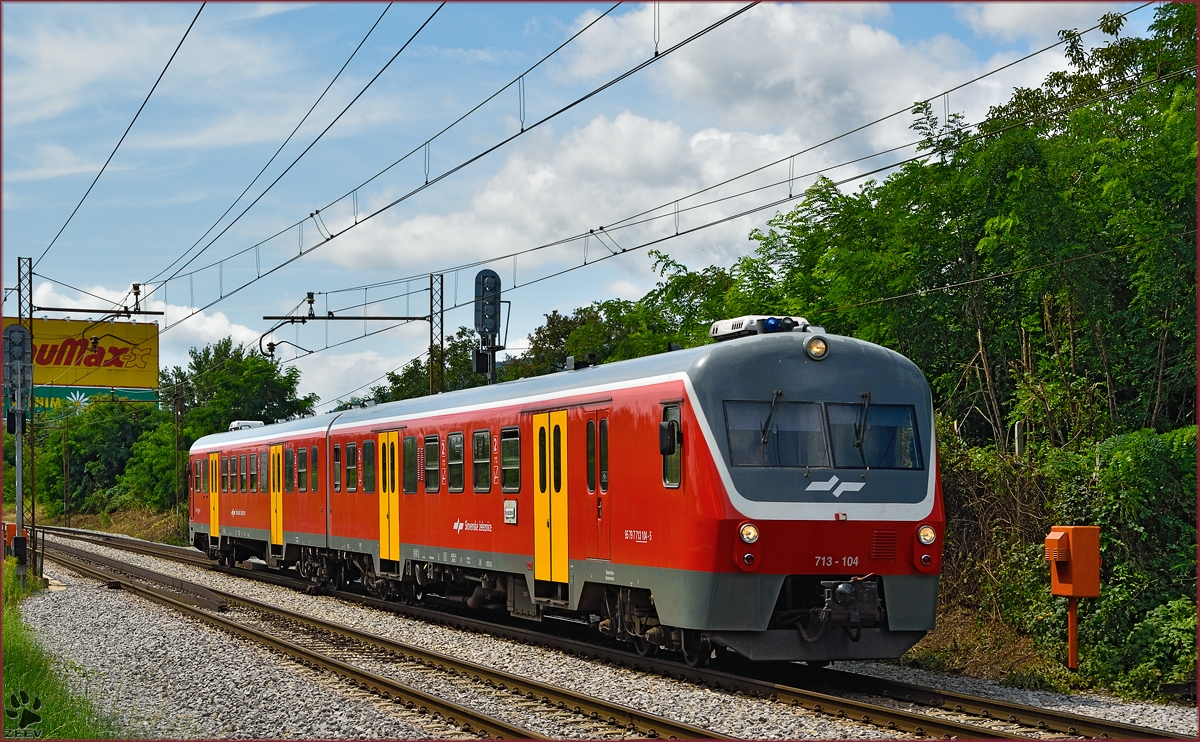 Multiple units 713-104 run through Maribor-Tabor on the way to Maribor station. /1.8.2014