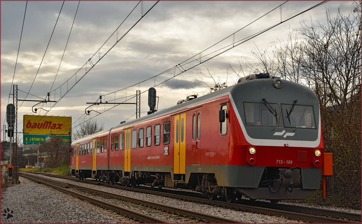 Multiple units 713-104 run through Maribor-Tabor on the way to Maribor station. /15.12.2014