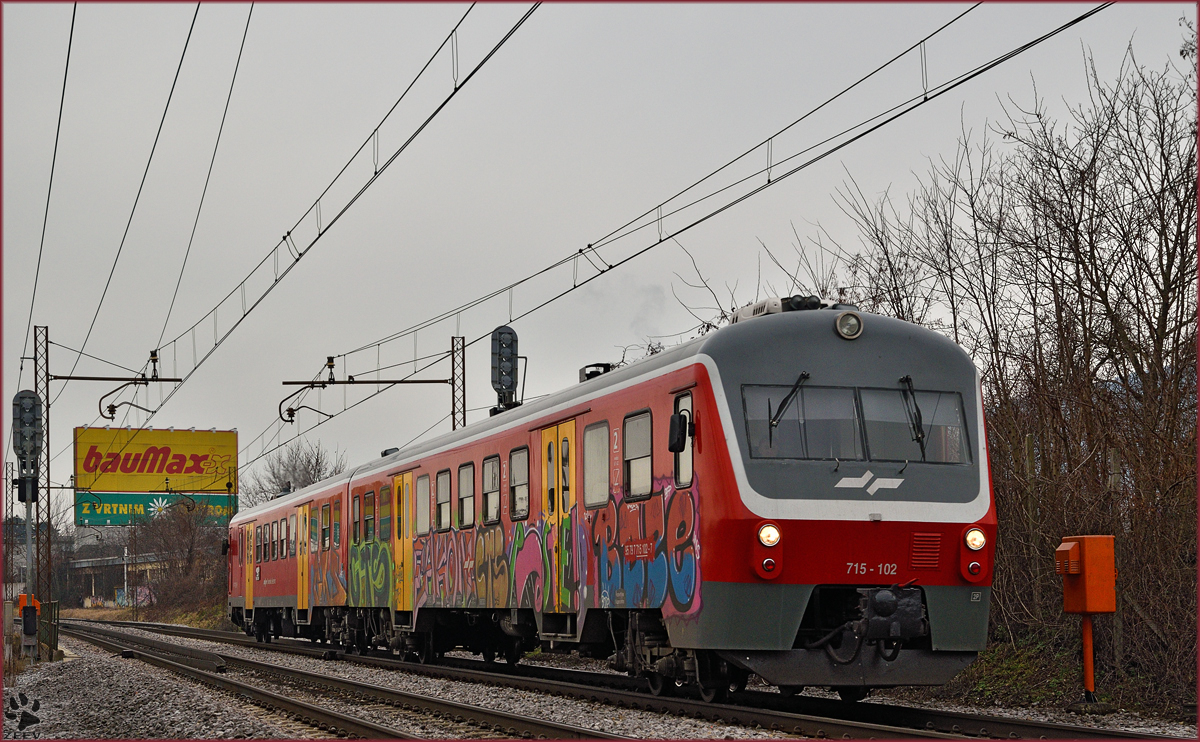 Multiple units 715-102 run through Maribor-Tabor on the way to Maribor station. /27.1.2015