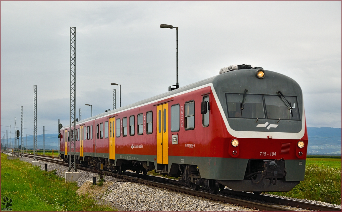 Multiple units 715-104 run through Cirkovce-Polje on the way to Murska Sobota. /15.8.2014