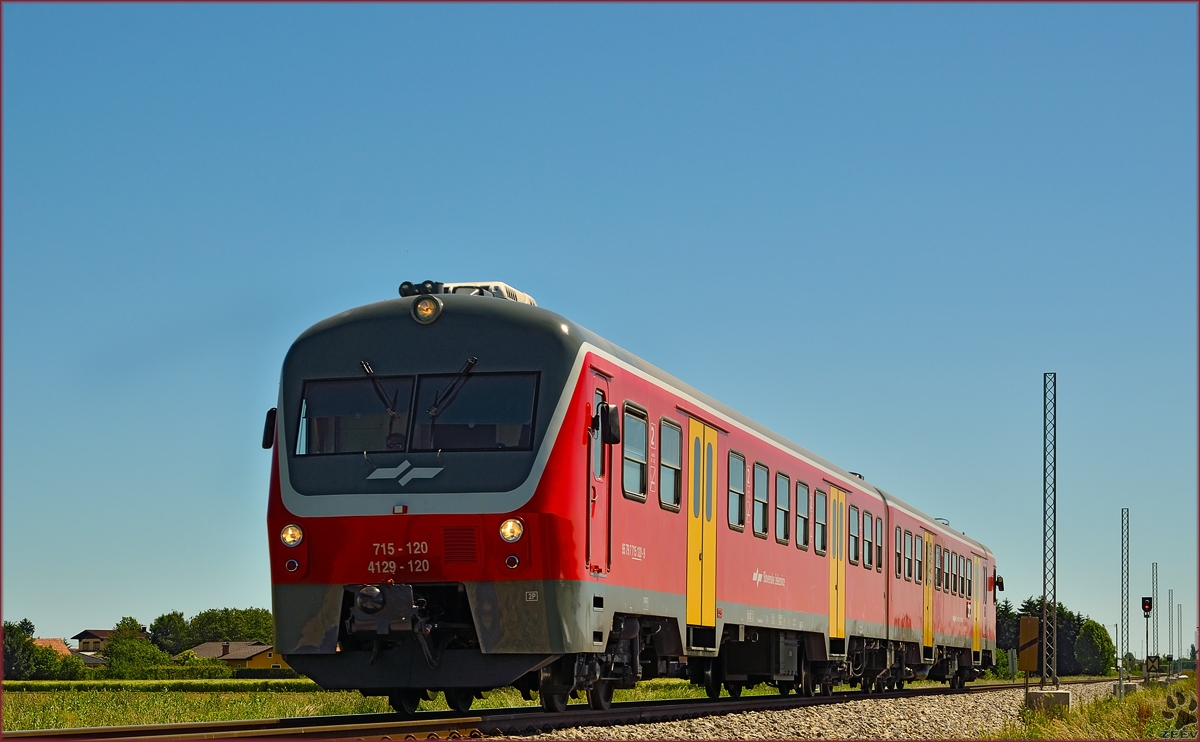 Multiple units 715-120 are running through Šikole on the way to Pragersko. /20.5.2014