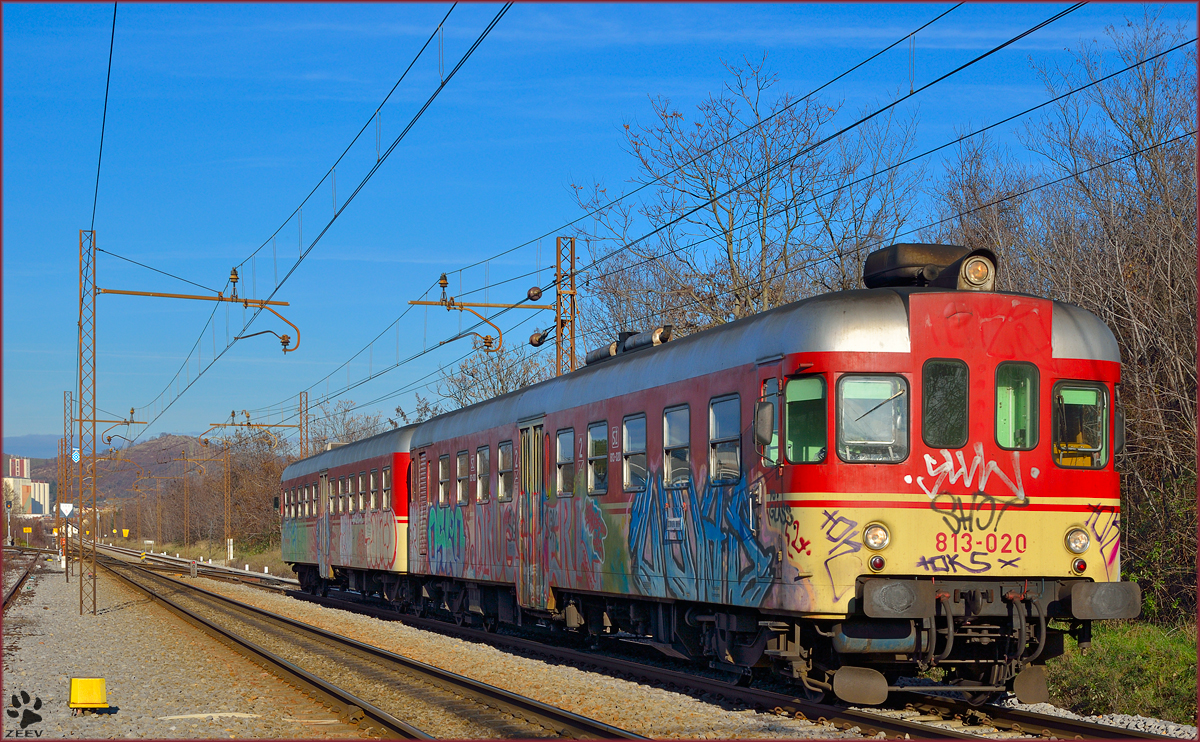 Multiple units 813-020 are running through Maribor-Tabor on the way to Zidani Most. /10.12.2013