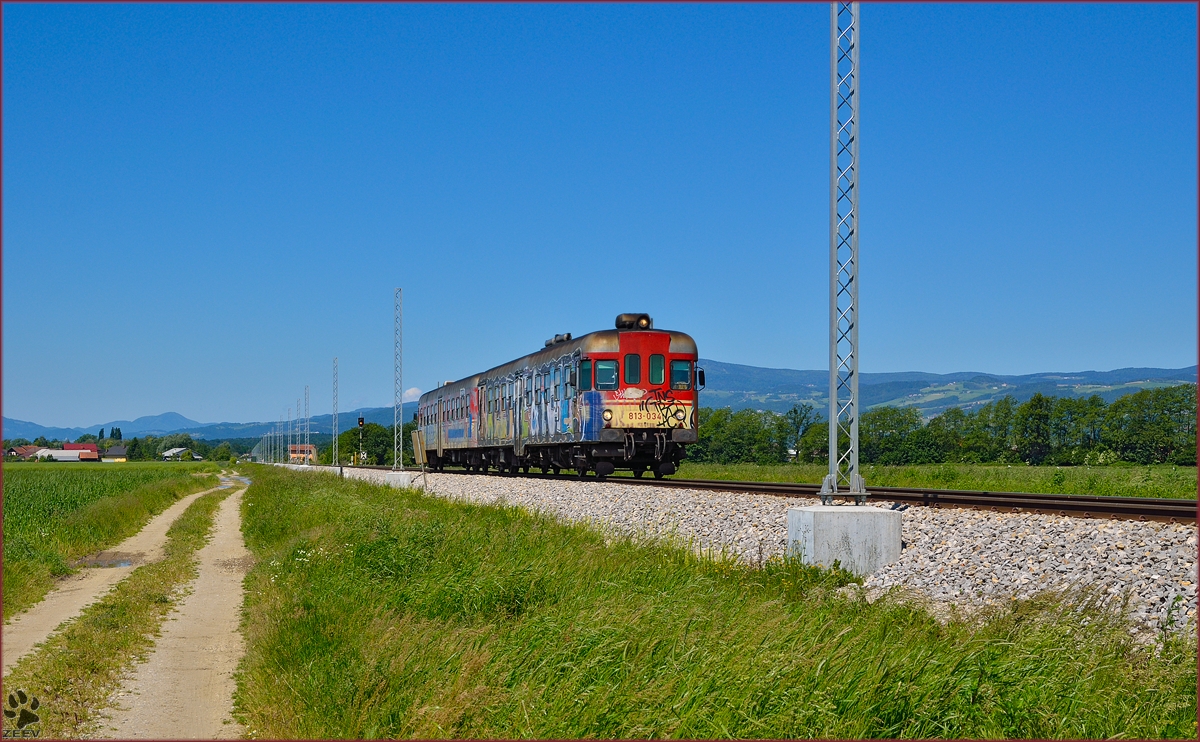 Multiple units 813-034 are running through Šikole on the way to Središče. /20.5.2014