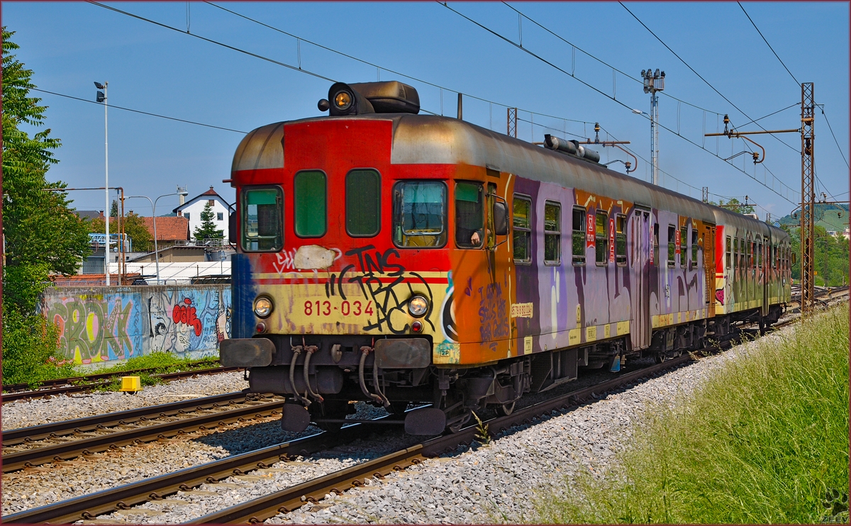 Multiple units 813-034 are running through Maribor-Tabor on the way to Hodoš. /21.5.2014