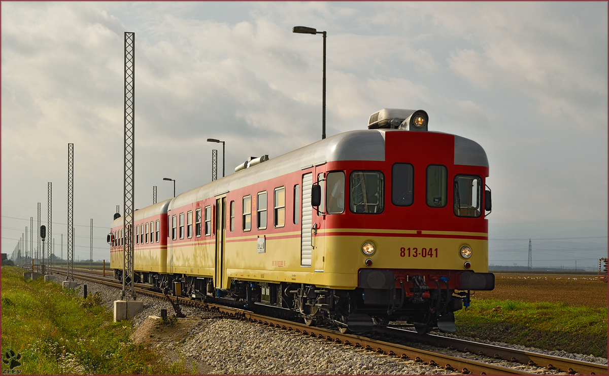 Multiple units 813-041 run through Cirkovce-Polje on the way to Središče. /2.10.2014