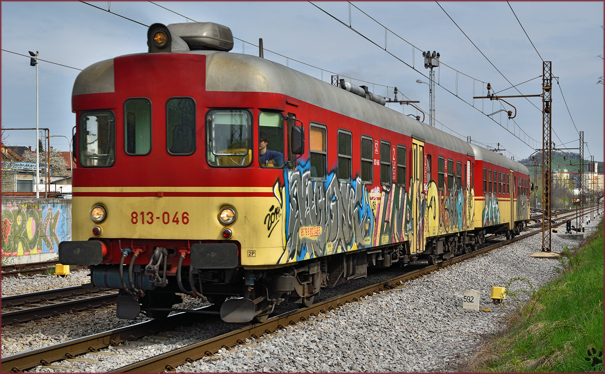 Multiple units 813-046 run through Maribor-Tabor on the way to Ormož. /14.4.2015