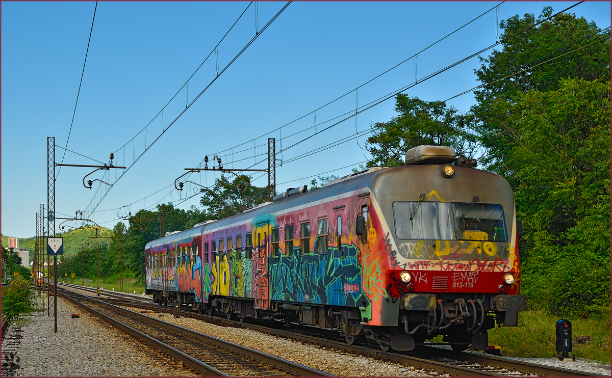 Multiple units 813-118 run through Maribor-Tabor on the way to Ormož. /1.7.2014