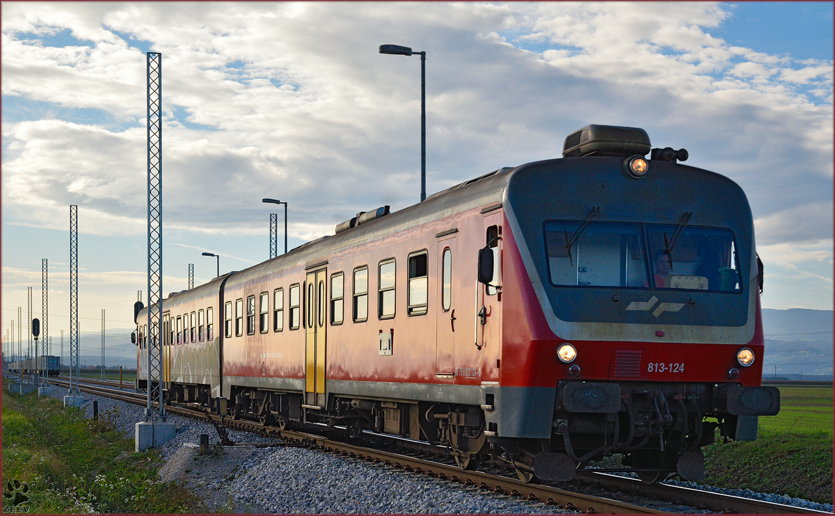 Multiple units 813-124 run through Cirkovce-Polje on the way to Ormož. /10.10.2014