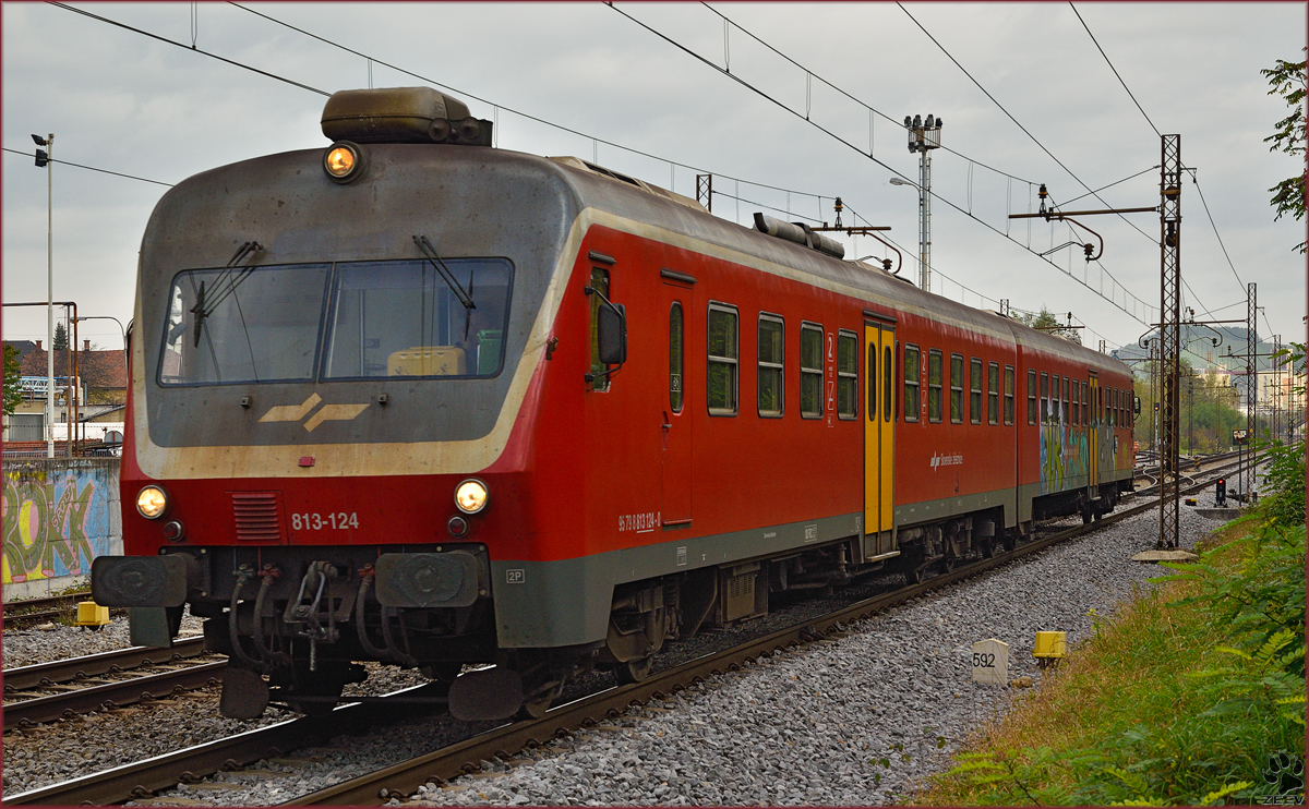 Multiple units 813-124 run through Maribor-Tabor on the way to Ormož. /21.10.2014