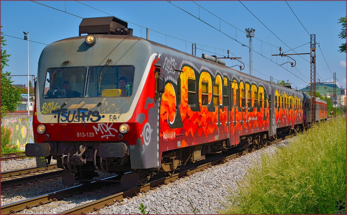 Multiple units 813-129 are running through Maribor-Tabor on the way to Pragersko. /26.5.2014