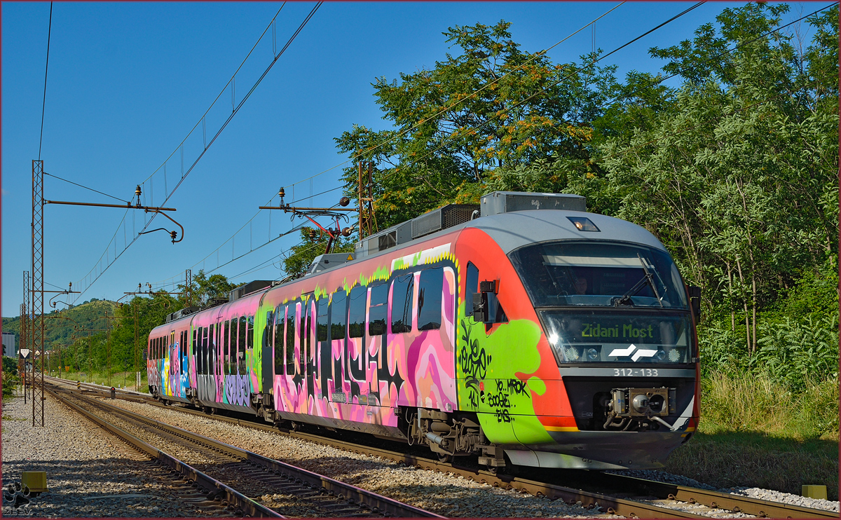 Multiple units 813-133 run through Maribor-Tabor on the way to Zidani Most. /1.7.2014