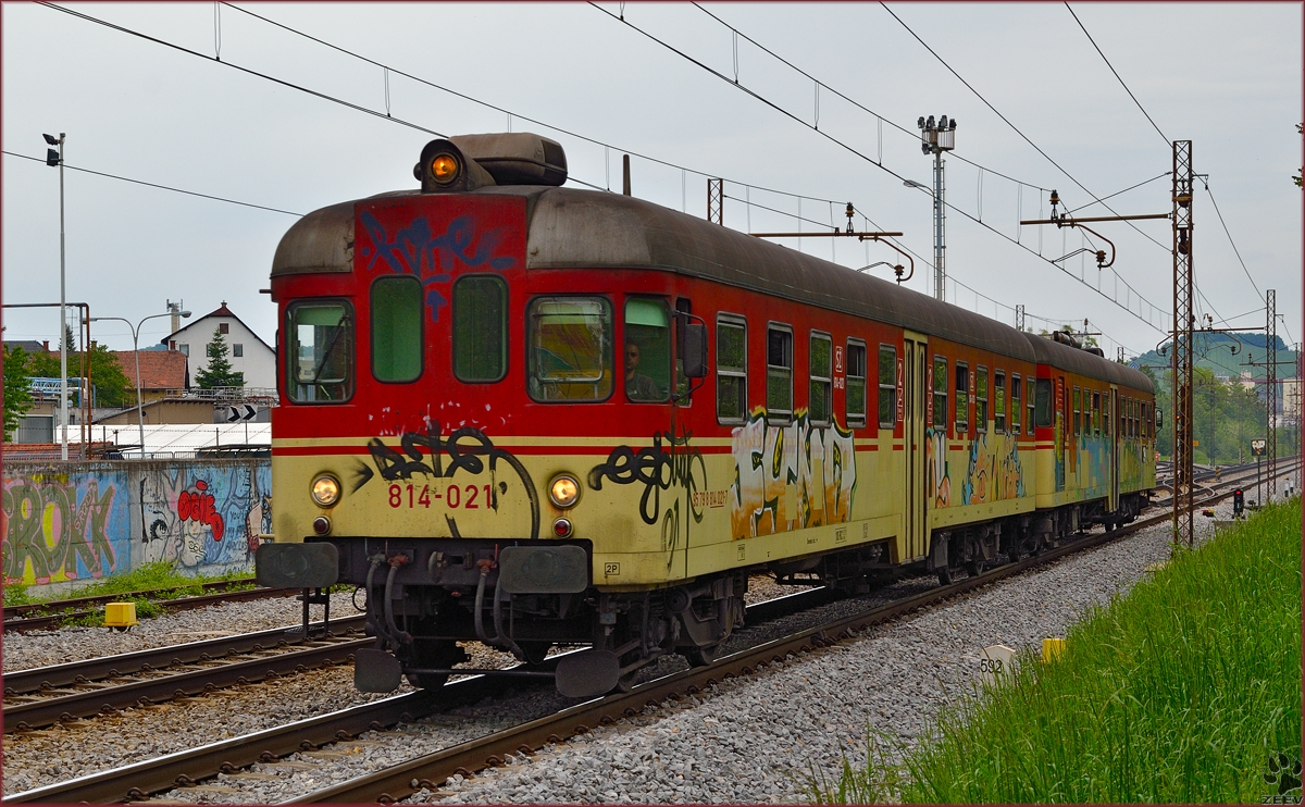 Multiple units 814-021 are running through Maribor-Tabor on the way to Hodoš. /7.5.2014