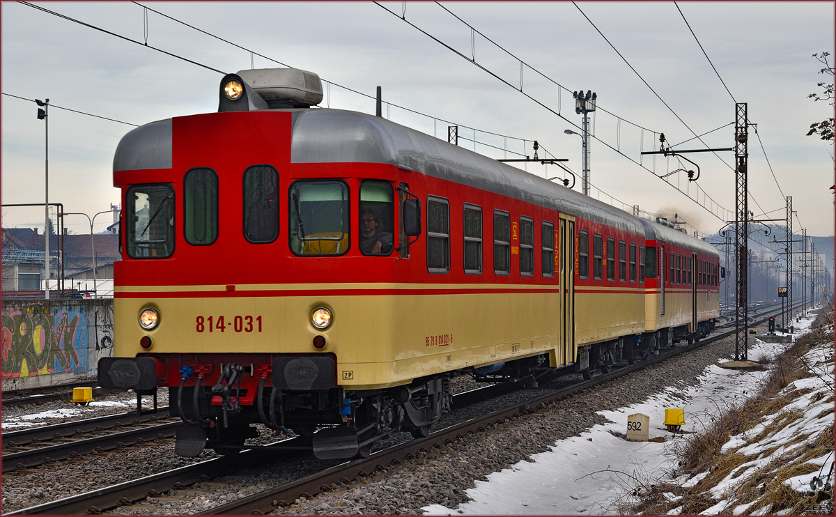 Multiple units 814-031 run through Maribor-Tabor on the way to Ormož. /9.1.2015