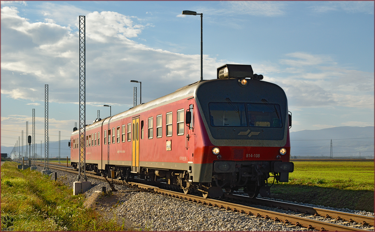 Multiple units 814-108 run through Cirkovce-Polje on the way to Murska Sobota. /10.10.2014