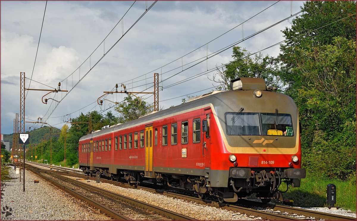 Multiple units 814-109 run through Maribor-Tabor on the way to Poljčane. /16.9.2014