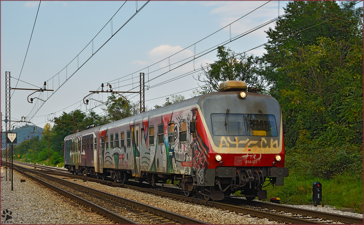 Multiple units 814-121 run through Maribor-Tabor on the way to Poljčane. /22.9.2014
